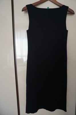 Czarna elegancka sukienka dzianinowa Benetton S