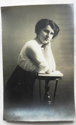 przedwojenna pocztówka - piękna kobieta 1912r.