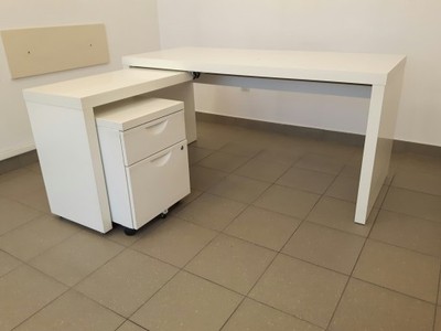 Białe biurko IKEA Malm z szafką metalową Warszawa - 6712716059 - oficjalne  archiwum Allegro