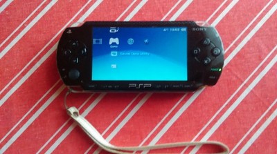 PSP FAT + pudełko + 2 gry + 8GB