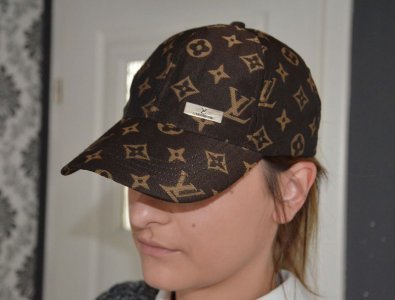 Markowa czapka z daszkiem metal logo