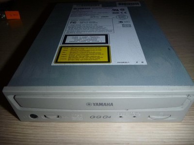 X8X4X24 CD-RW YAMAHA SCSI MODEL CRW8424S