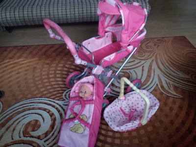 Wózek z dwoma nosidełkami dla lalek oraz lalką
