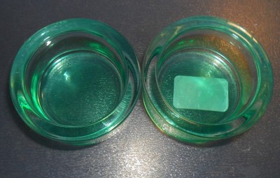 Dwa zielone szklane swieczniki ikea