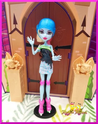 9. Monster High Impreza na Wrotkach Abbey lalka