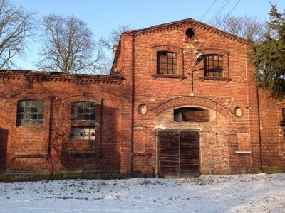 Budynek starej fabryki w Lwówku