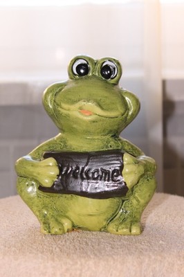 Figurka żaba z tabliczką prezent święta