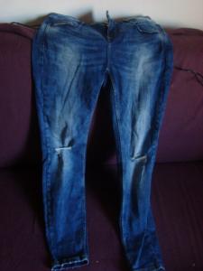Spodnie jeansy Reserved z dziurami, nowe