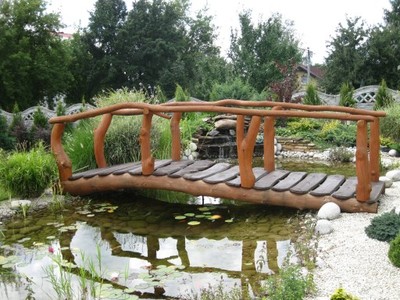 mostek ogrodowy z bali mostki drewniane kładka