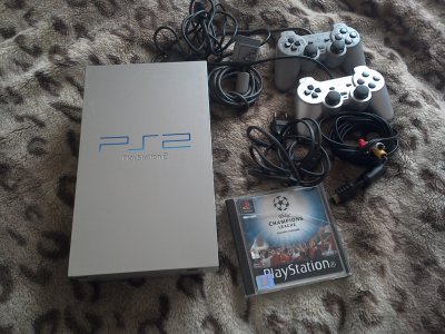 PlayStation 2 srebrna