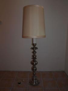 Ładna stojąca lampa z piekną nogą.***