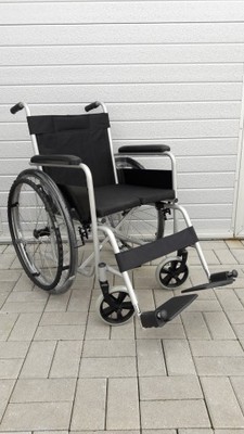 Wózek inwalidzki stalowy - Szerokość wózka : 46 cm
