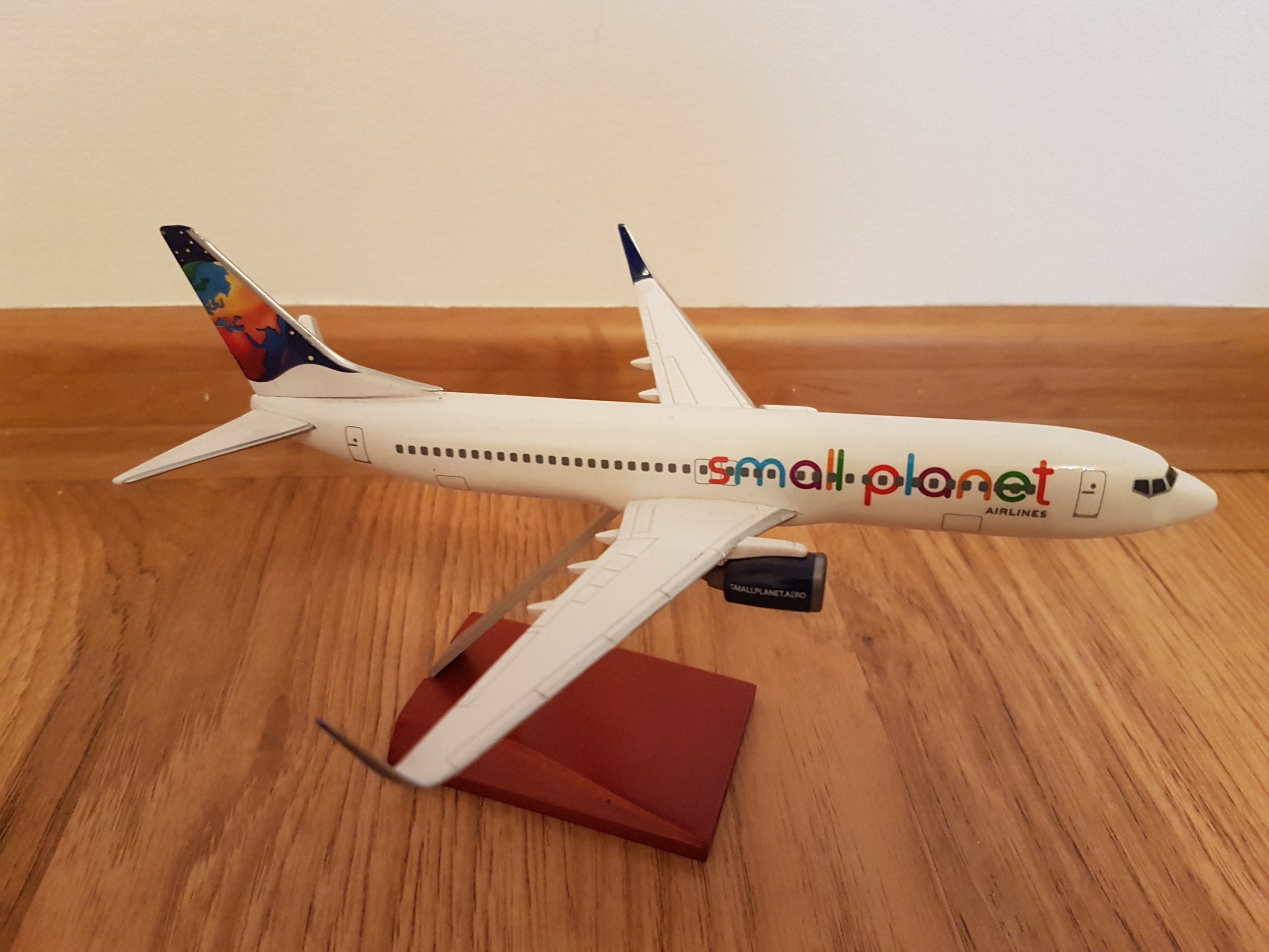 Model Samolotu Small Planet Airlines Boeing 737 - 7068098067 - oficjalne  archiwum Allegro