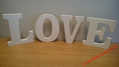 Drewniany napis LOVE białe stojące inicjały litery