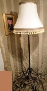 Elegancka pałacowa lampa podłogowa na kutej nodze