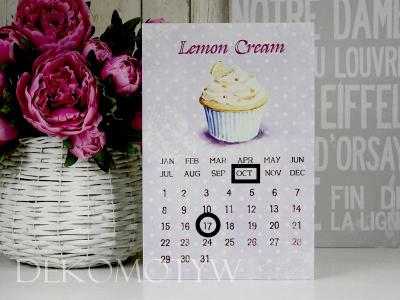 *dekomotyw* Kalendarz na ścianę cupcake fiolet