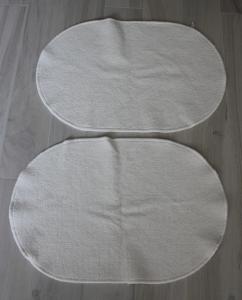 komplet 2 białych dywaników łazienkowych