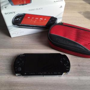 PSP 3004 + Etui + Słuchawki + Karta Pamięci 4GB