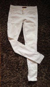 Białe spodnie Bershka jasne rurki zip zamki