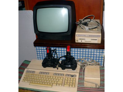 Commodore 128 oraz stacja dysków i monitor