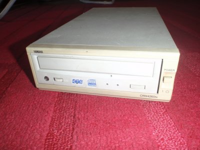 NAPED CD-RW YAMAHA 4260TX  SERIA SCSI 1998