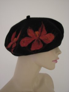 Czarny beret wełniany malowany wełną kwiaty oversi