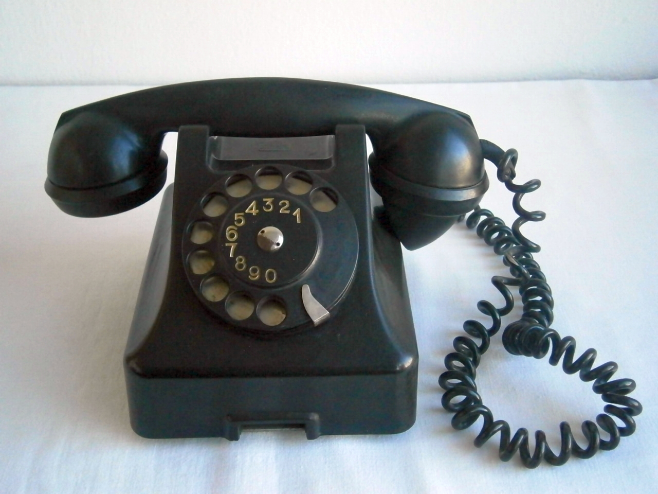Stary bakelitowy telefon model T-4 z 1956
