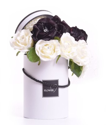 Flower box z kwiatami róże biało czarne cudo