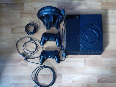 PLAYSTAYION 4 (500GB) + 2 PADY + 8 GIER + HEADSET