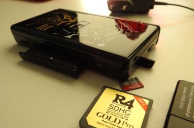 Nintendo DS Lite + Karta R4 + 8GB