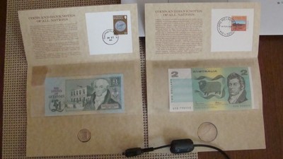 4 banknoty z monetami w folderze