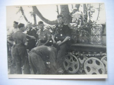 Niemiecki czołg i żołnierze