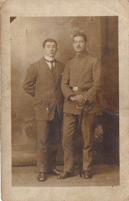 żołnierz niemiecki z szablą na zdjęciu z bratem