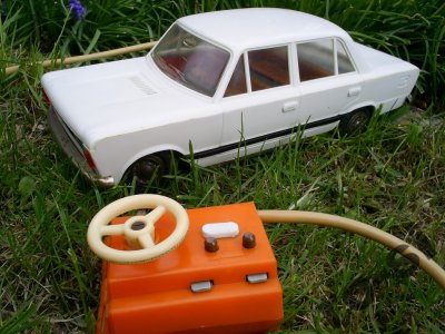 Fiat 125 P - zabawka na baterie z PRL -u, rarytas