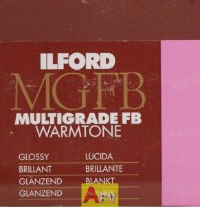 Papier Ilford MG FB WARMTONE 24x30/10 1K błysk