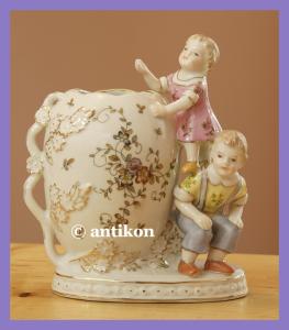 Śliczny porcelanowy wazonik z fig. dzieci cudo bcm