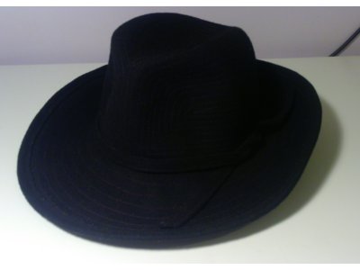 Stylowy czarny kapelusz z dużym rondem