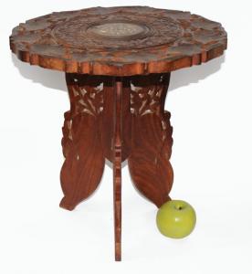 Drewniany ażurowy stolik kwietnik