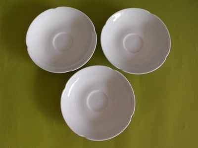Porcelanowe trzy białe spodki KAISER