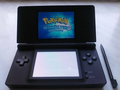 Nintendo DS Lite z grą Pokemon Soul Silver i Sims3