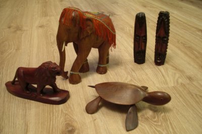 Oryginalne figurki drewniane.