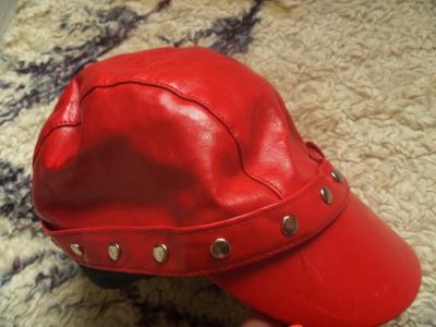 Czerwona czapka z eko skóry