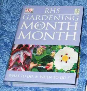 RHS GARDENING MONTH BY MONTH Ian Spence