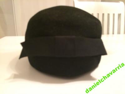 stary wełniany toczek czarny beret kokarda retro