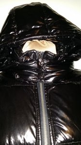 Super modny płaszcz czarny nabłyszczany kaptur M
