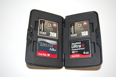 Etui HAKUBA z 4 kartami pamięci CompactFlash