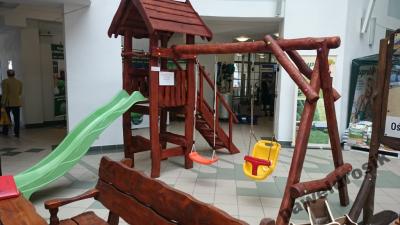 Plac zabaw wieża z hustawkami