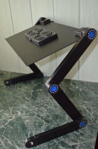 Stolik pod laptopa z wentylatorem