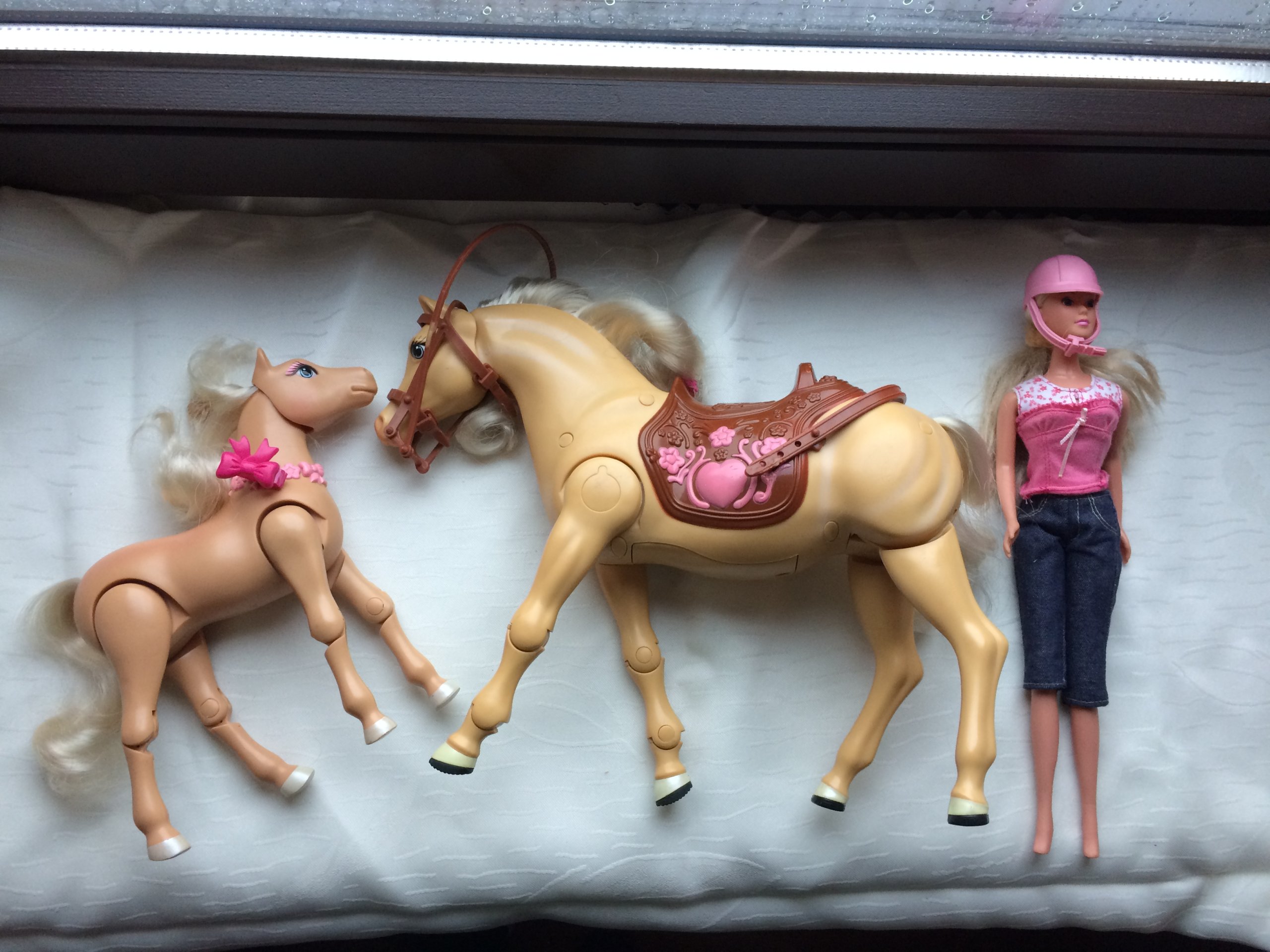 Chodzący konik Barbie wraz z źrebaczkiem i lalką - 7022874476 - oficjalne  archiwum Allegro