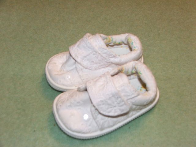 Białe buciki z haftem  roz 15 0-3m NEXT chrzest